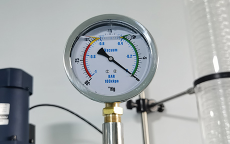 100L Jacketed Glass Reactor detail - Oil vacuum meter, anti-vibration during stirring; High efficient surface area condenser.